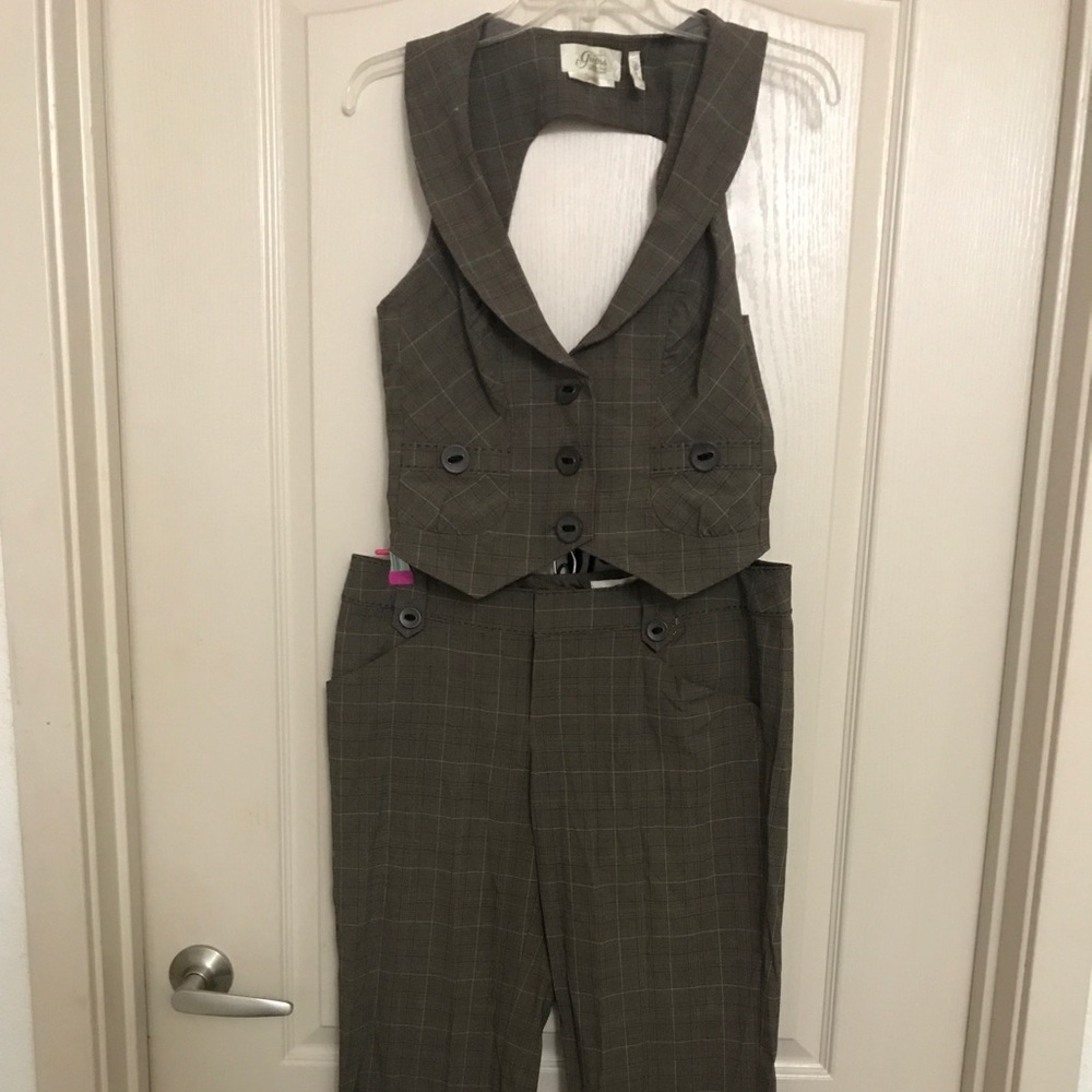 Guess woman’s suit